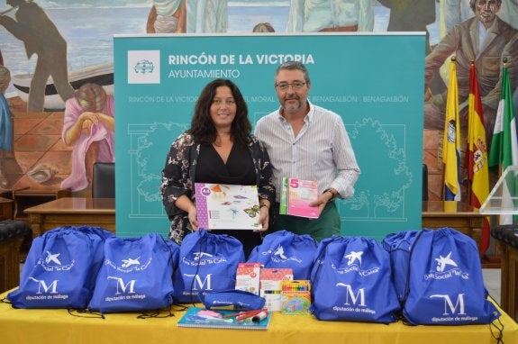 Yolanda Florido y Francisco Salado, ayer con el material. :: e. c.