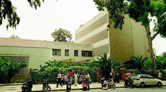 Fachada principal de la Escuela Oficial de Idiomas de Málaga.