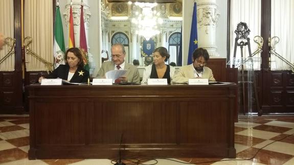 l alcalde de Málaga, Francisco de la Torre junto a los representantes de la Fundación José Manuel Lara y la Editorial Páginas Espuma durante la firma del convenio. 