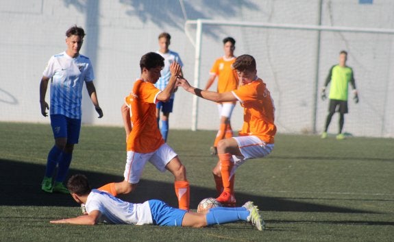 Partido cadete entre el Málaga y el Puerto Malagueño. :: juan martín
