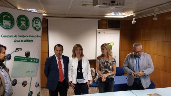 Ruiz Espejo, García Ponce (Consorcio de Transporte) y Reyes (Andalucía Emprende) en la inauguración de la jornada. 