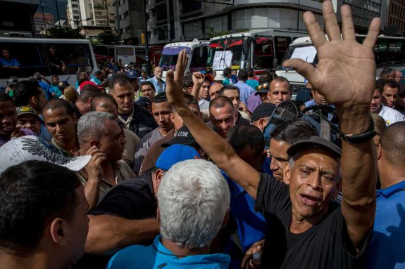 Protesta de conductores de autobuses públicos en Caracas. :: efe