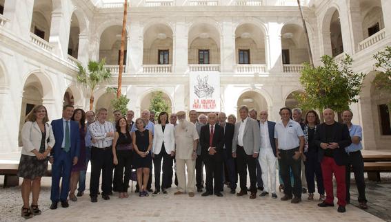 Representantes de la plataforma ‘La Aduana para Málaga’, ayer en el palacio junto a cargos de la Consejería de Cultura. 