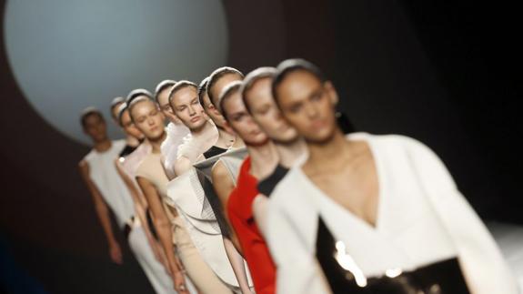 Imagen de archivo de un desfile de moda española. 