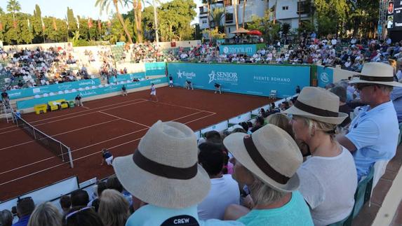 Vista panorámica de la central del Club de Tenis Puente Romano de Marbella, en la primera semifinal de ayer. 