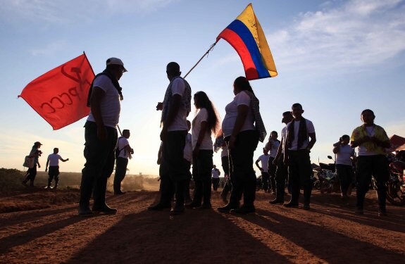 Guerrilleros del Frente 16 de las FARC, reunidos en El Diamante. :: MAURICIO DUEÑAS CASTAÑEDA / efe