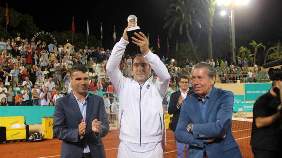 Costa muestra el trofeo de ganador. 