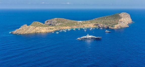 El bosque de Tagomago junto a Ibiza es el preferido de muchos famosos. :: r. c. 