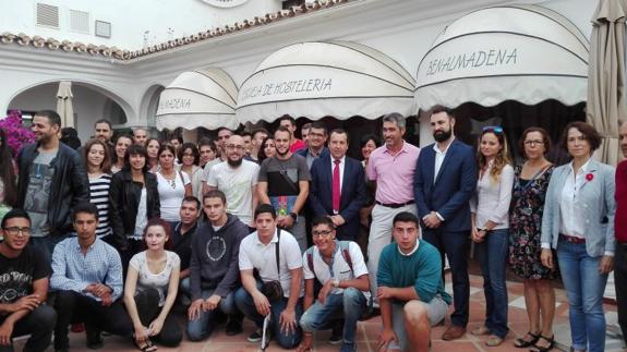 Alumnos y autoridades, esta mañana en la escuela de La Fonda.