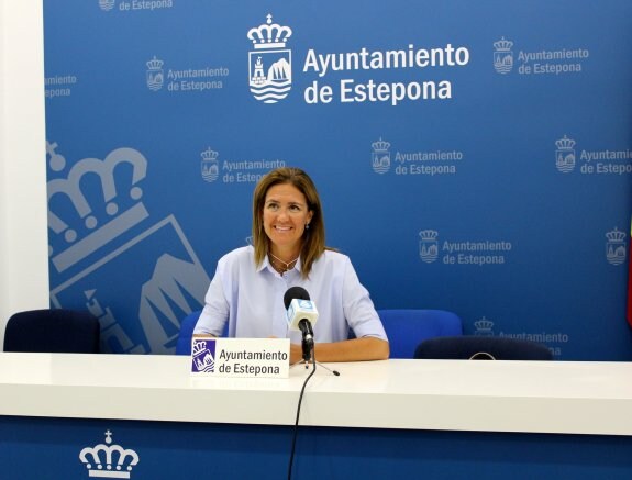 La edil de Personal, Pilar Fernández-Fígares, durante la rueda de prensa de ayer. :: L.P.
