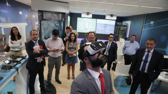 El delegado de Empleo, Mariano Ruiz, probó unas gafas de realidad virtual en el Innovation Center. 