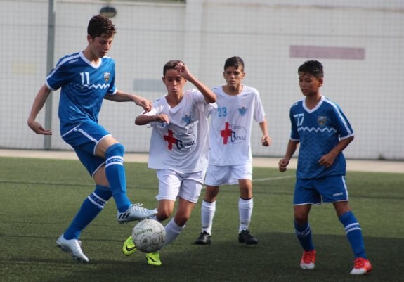 Choque entre los infantiles del Pto. Malagueño y el E. F. Vélez. :: j. m.
