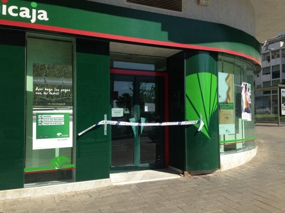Fachada de la sucursal de Unicaja asaltada por la noche.