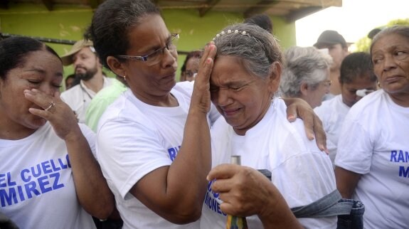 Una víctima del conflicto llora durante una marcha celebrada en Apartado, en el departamento de Antioquia. :: RAUL ARBOLEDA / afp