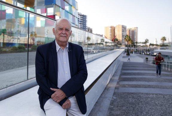 José Seguí, la semana pasada en el Muelle Uno del puerto de Málaga. El rascacielos irá enclavado muy cerca de este espacio comercial, en el Dique de Levante.