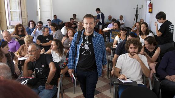 Juanjo Espinosa, ayer, durante su anuncio de presentarse a las primeras de Podemos.