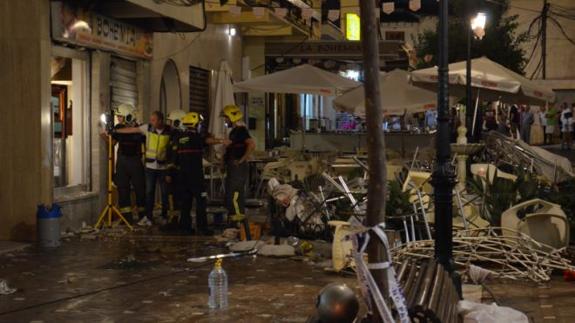 Policía Científica y Bomberos inspeccionan el interior del establecimiento, anoche en el céntrico Pasaje Montera.
