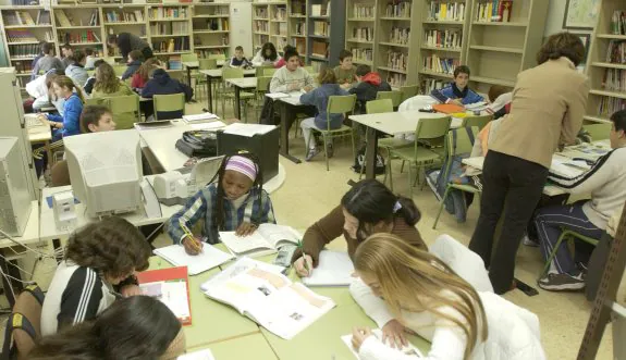 Grupos de alumnos realizan actividades en la biblioteca de un colegio. :: sur