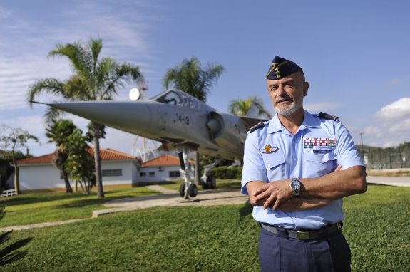 El coronel Canales posa delante de un caza en el interior de la Base Aérea. :: francis silva