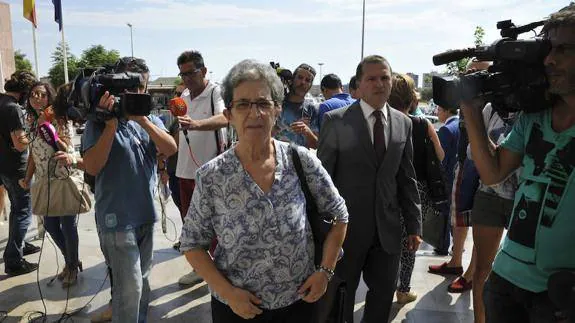 La madre de David Guerrero, la pasada semana en los juzgados tras plantear su petición. 
