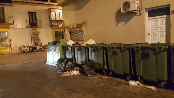 Los contenedores de la calle Niño, en pleno centro, este pasado verano.  