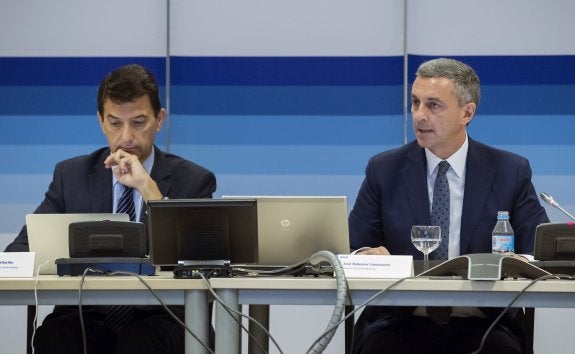 Rafael Doménech (izda) con el director de la Territorial Sur de BBVA, Rafael Ballester. :: Julio Muñoz/Efe
