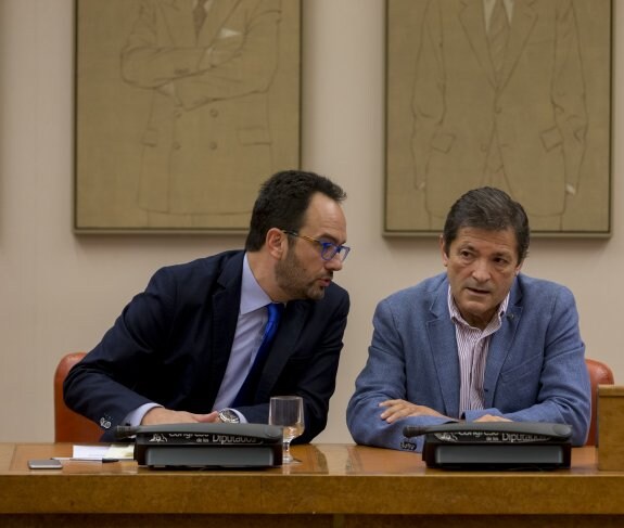 Antonio Hernando y Javier Fernández, ayer en el Congreso. :: Ignacio Gil
