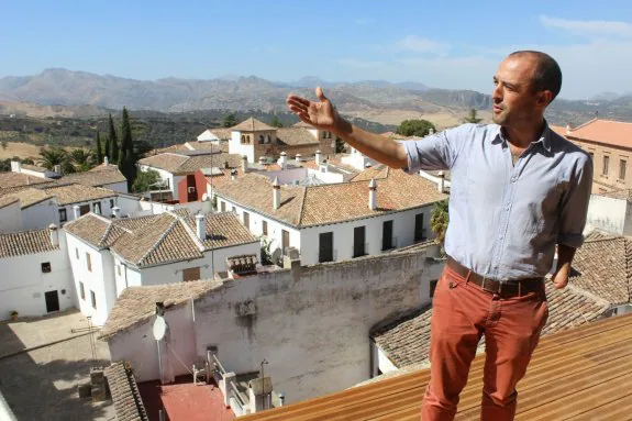 Valadez, el arquitecto del proyecto, con una de las vistas al fondo, desde el templo del Obispado . 