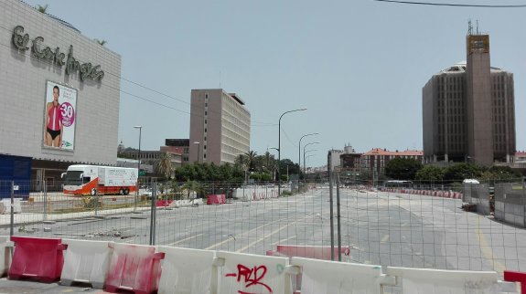 El tramo del metro en la avenida de Andalucía está parado desde hace más de un año. 