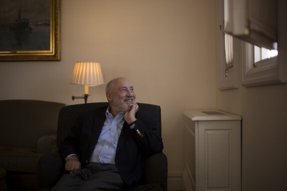 El economista estadounidense y premio Nobel, Joseph Stiglitz, momentos antes de la entrevista. :: óscar chamorro