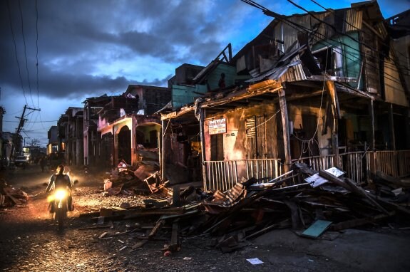 Casas destruidas en la ciudad haitiana de Jeremie tras el paso del huracán 'Matthew'. :: HéCTOR RETAMAL / AFP
