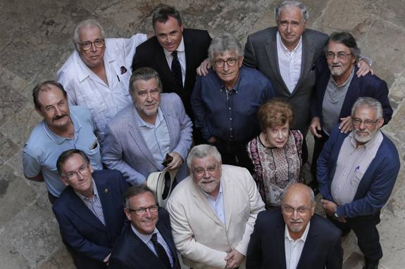 Representantes de entidades y asociaciones culturales, en la Sociedad Económica Amigos del País. 