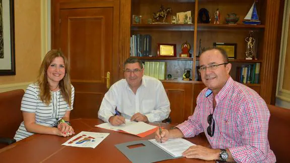 La concejala de Agricultura, María Santana; el alcalde veleño, Antonio Moreno; y José González, ayer.