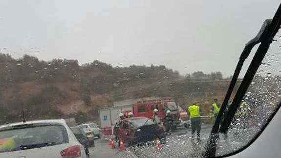 Guardia Civil y bomberos en el lugar del siniestro.