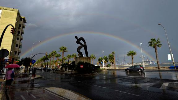 El arco iris ha salido tras el chaparrón caído a primera hora de la tarde en Málaga