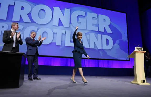 La ministra principal escocesa, Nicola Sturgeon, a su llegada al congreso del SNP en Glasgow. :: russell cheyne / reuters