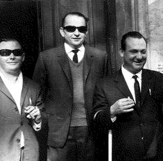 José Nuñez (que fue uno de los primeros jefes de ventas) con un grupo de vendedores.
