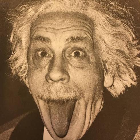 John Malkovich en una imagen de 2014 a semejanza de la realizada en 1951 por Arthur Sasse a Albert Einstein. 