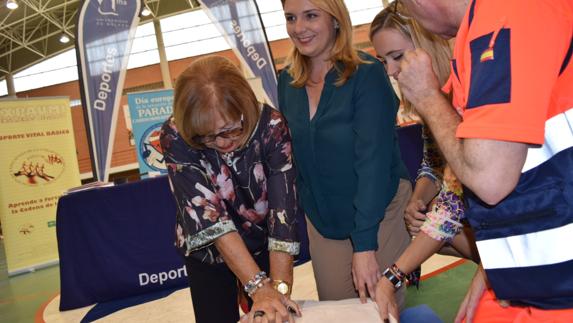 La consejera de Educación y las delegadas de Salud y Educación, en las jornadas.