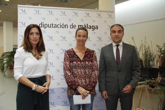 Marina Bravo, Odile Rodríguez de la Fuente y Elías Bendodo, ayer antes de la presentación del plan. :: sur