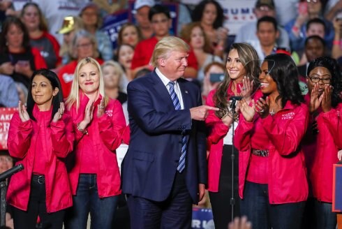 Donald Trump, rodeado de seguidoras en Charlotte (Carolina del Norte). :: ERIK S. LESSER / efe
