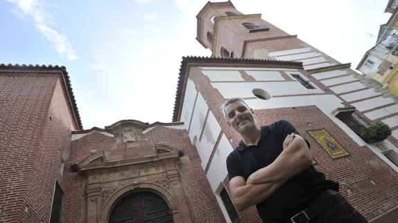 Juan Miguel de los Ríos, ayer, ante la Iglesia de los Mártires, uno de los escenarios de su novela ‘7LR (Siete lágrimas rojas’). 