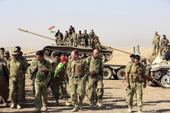 'Peshmergas' kurdos participan en la operación para arrebatar al Estado Islámico el control de territorio al sureste de Mosul.  :: ahmed jalil / efe