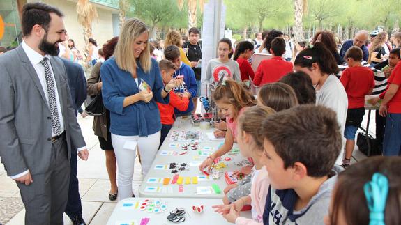 Los delegados de Empleo y Educación, Mariano Ruiz y Patricia Alba, esta mañana en un puesto de la feria. 