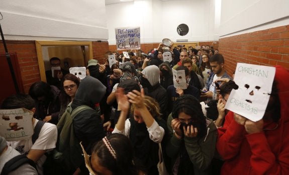 Decenas de alumnos protestan contra González en la Universidad Autónoma de Madrid. :: 