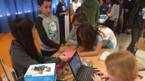 Estudiantes del Mare Nostrum de Torrox, montando los robots que ellos mismos han programado con Scratch