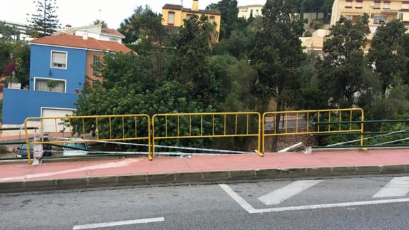 Imagen de los dos tramos de barandilla rota en la calle Olmos.