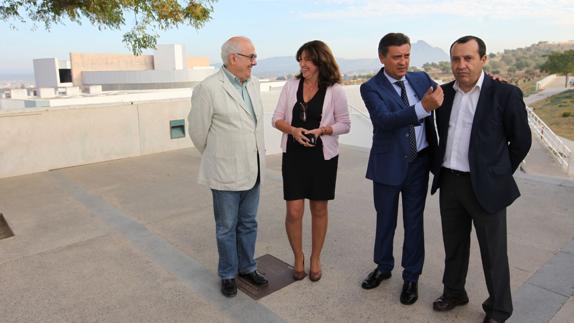 Desde la izquierda, Bartolomé Ruiz, director de Los Dólmenes; Monsalud Bautista, delegada de Cultura; Eduardo Tamarit, secretario general de Cultura; y José Luis Ruiz, delegado del Gobierno. 