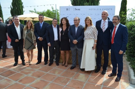 Los empresarios María y Andrés Herrero, ayer junto a alcaldes y concejales de la Axarquía. :: e. cabezas