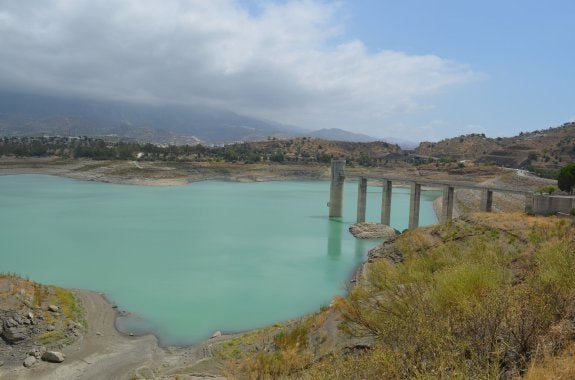 La Junta baraja aplicar restricciones al regadío de la Axarquía del 50% en febrero si sigue la sequía. 